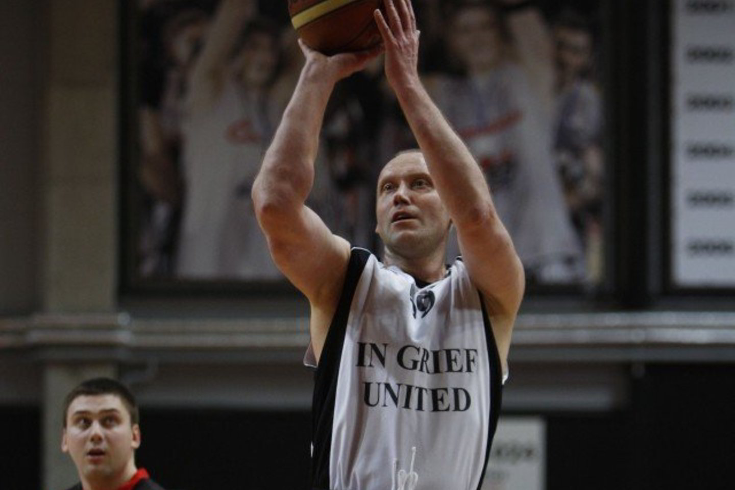 R.Kurtinaitis patikrino savo rankos taiklumą varžybose.