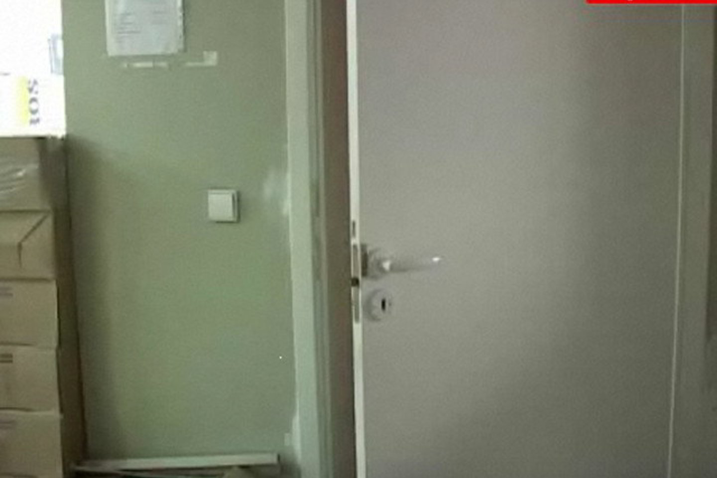Vagys išlaužė kelių patalpų duris ir iš prekybos centro savininkės kabineto pagrobė seifą.