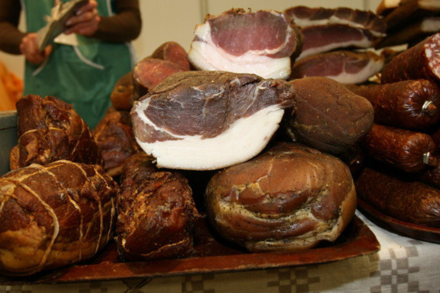 Įmonėms, prekiaujančios maisto produktais, nebus galima imti jokio kito mokesčio už vidaus rinkoje realizuojamus maisto produktus, išskyrus prekybos antkainį.