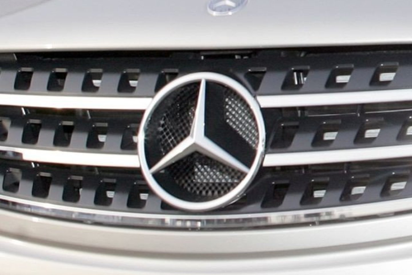 „Mercedes“ vairuotojas sudorojo už jį greičiau važiavusį vyriškį.