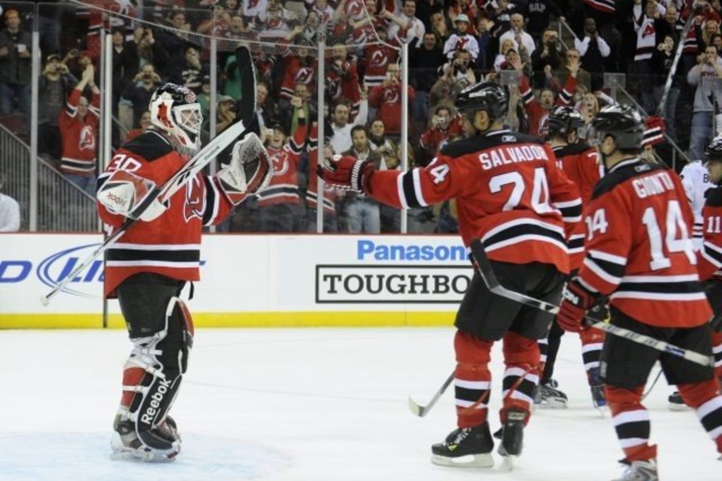 M.Brodeuras (kairėje) antradienį atrėmęs 30 varžovų metimų iš 32, tapo daugiausia pergalių - 552 - per visą NHL čempionatų istoriją iškovojusiu vartininku.