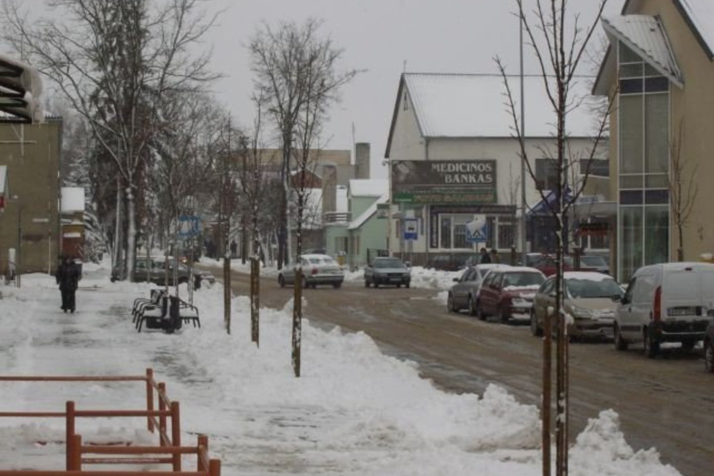 Ketvirtadienį Lazdijų miestas skendi sniego pusnyse.