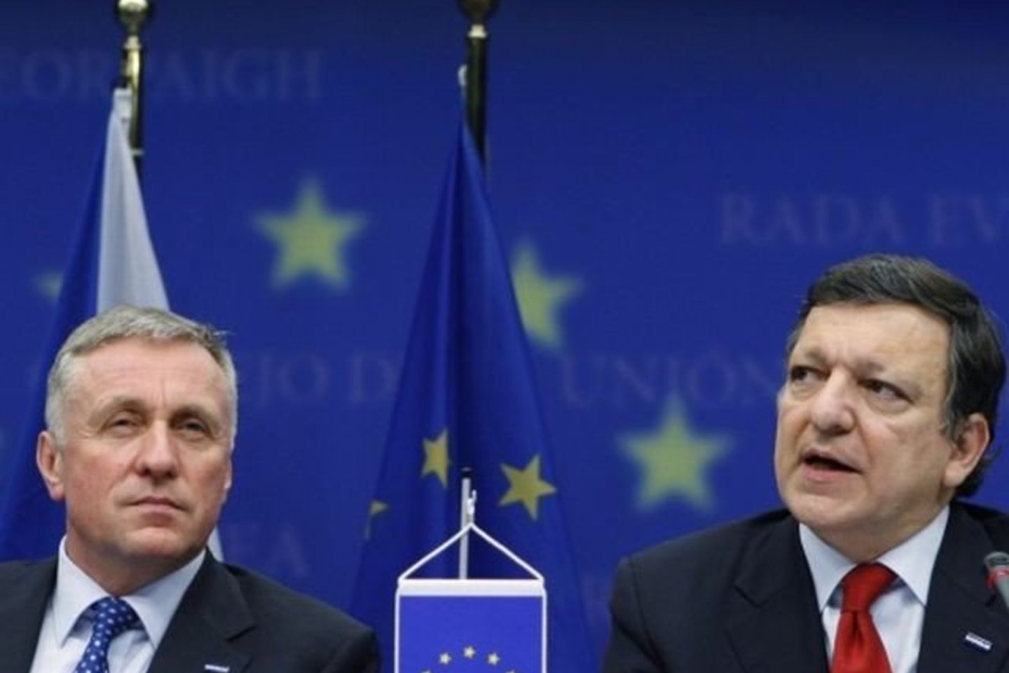 Nuo šmaikščių komentarų M.Topolaneko (kairėje) nesulaikė ir šalia sėdėjęs J.M.Barroso.