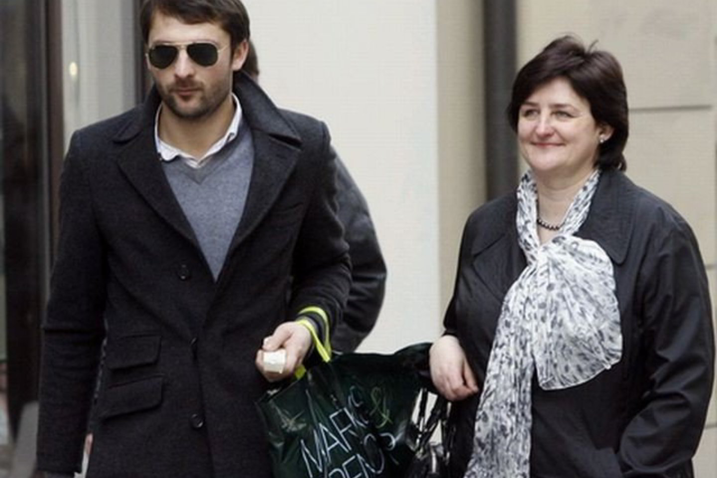 Dabar politikę po parduotuves lydi stilistas M.Petruškevičius, kuris aiškina, kad Loreta taps panaši ne į generolą, o į švelnią asmenybę.