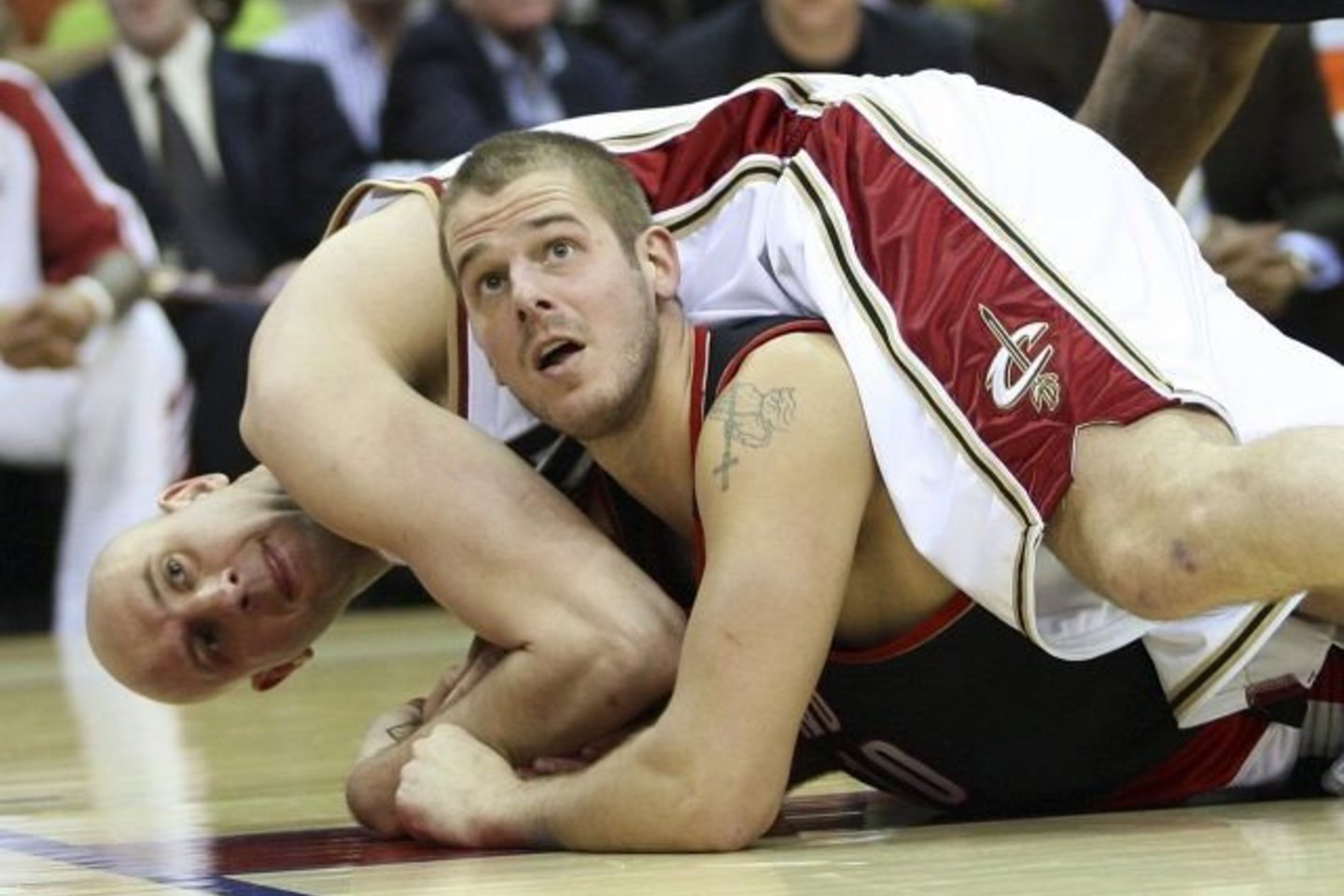 Ž.Ilgauskas užgriuvo "Trail Blazers" žaidėją J.Przybillą.