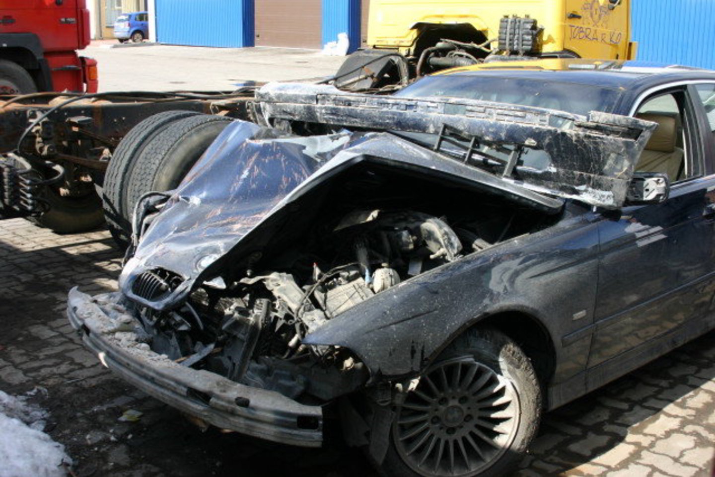 BMW po smūgio bemaž iki pusės sulindo į gyvenamojo koridorių.