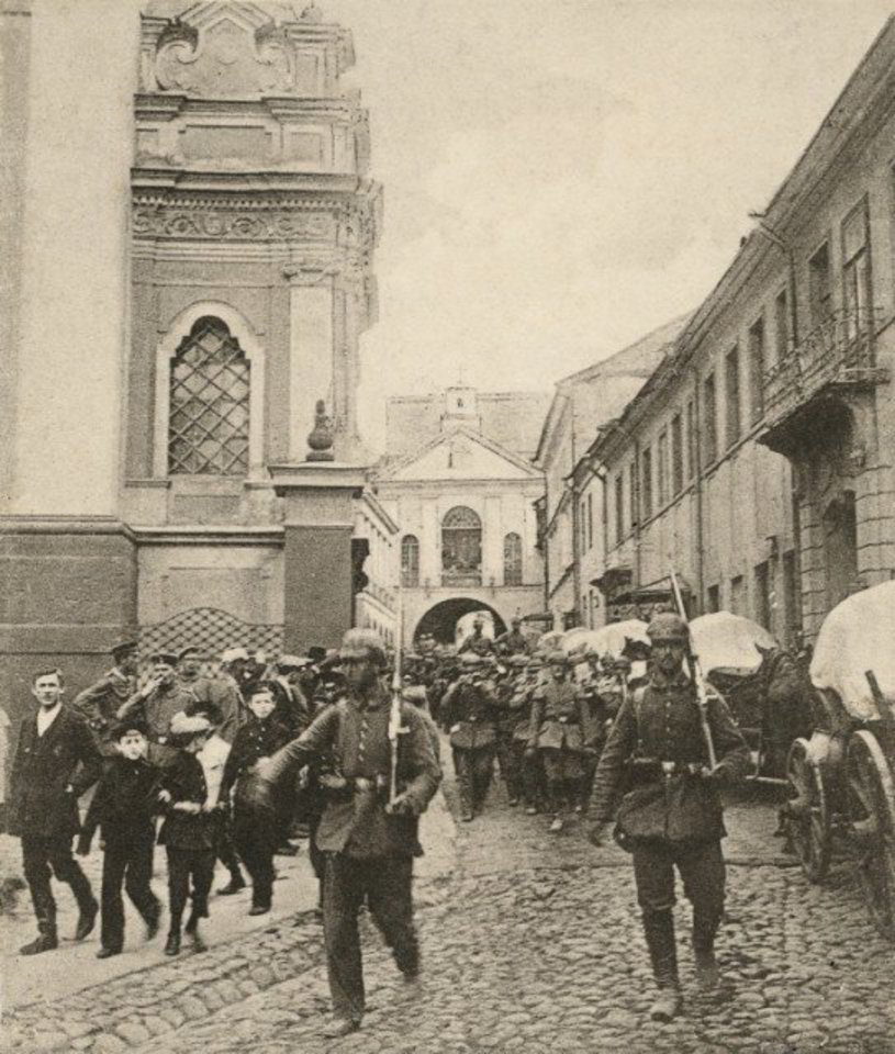 Parodos staigmena – kolekcininko Dainiaus Raupelio iki šiol niekur nepublikuota fotografijų kolekcija, kurioje įamžintas Vilniaus miesto gyvenimas Pirmojo pasaulinio karo metais.