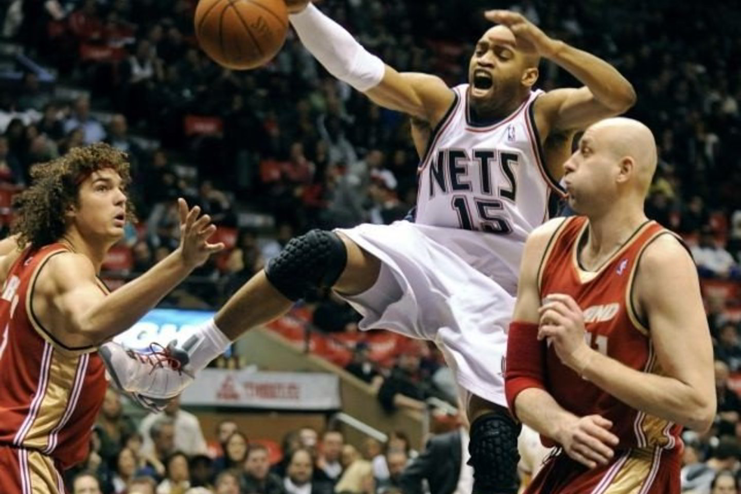 Ž.Ilgauskas ir A.Varejao (kairėje) bando sustabdyti „Nets“ lyderį V.Carterį.