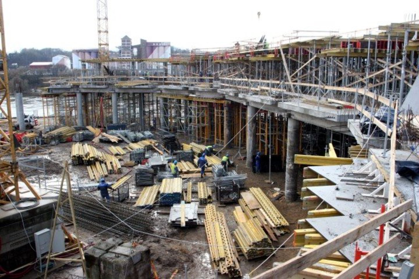 Šiuo metu gigantiškoje statybų aikštelėje dirba apie 200 darbininkų, per artimiausius du mėnesius jų skaičius turėtų padvigubėti.