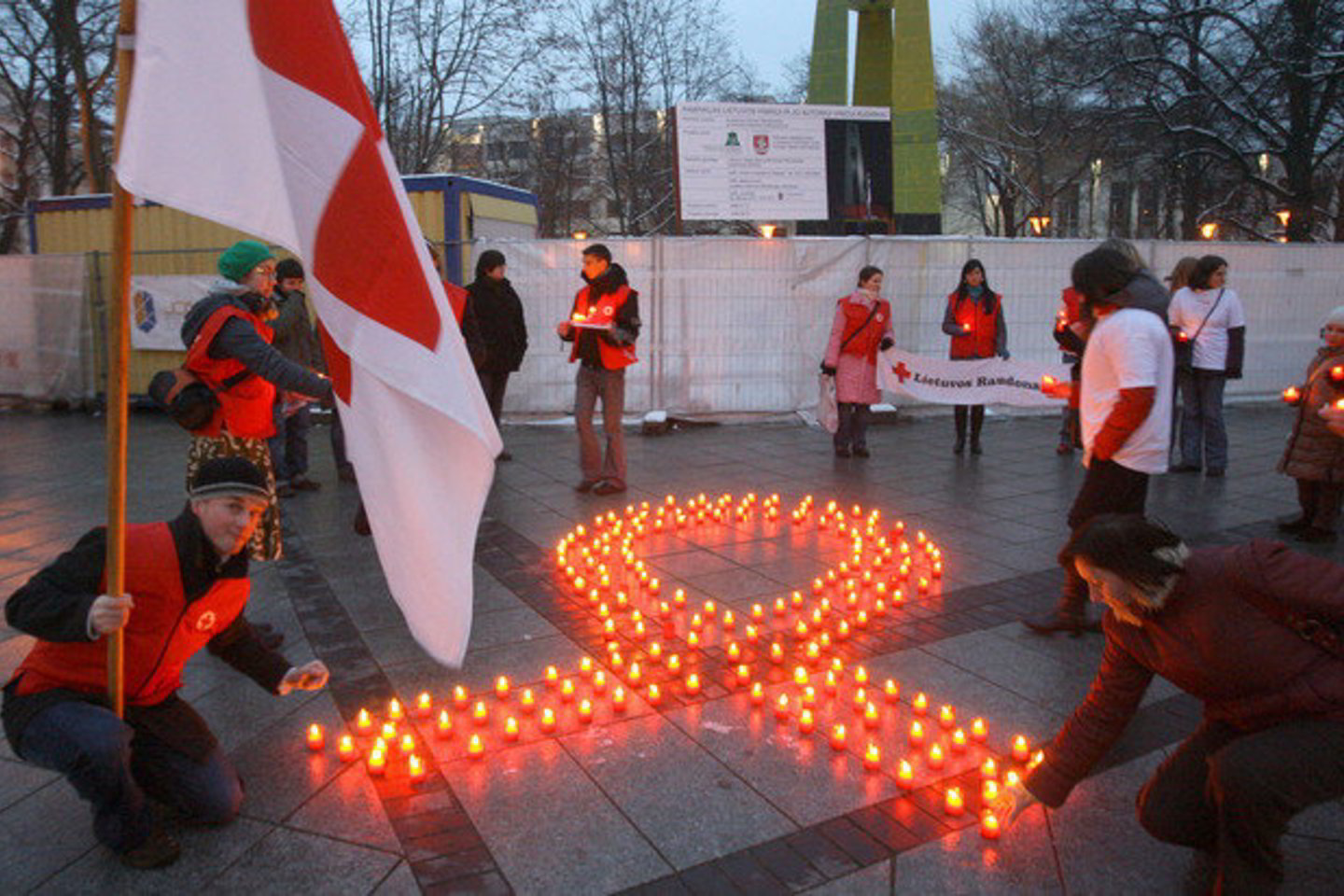 Lietuvos AIDS centro vadovo teigimu, rizika ŽIV užsikrėtusiam asmeniui susirgti tuberkulioze yra kelis šimtus kartų didesnė nei neužsikrėtusiam ŽIV asmeniui.