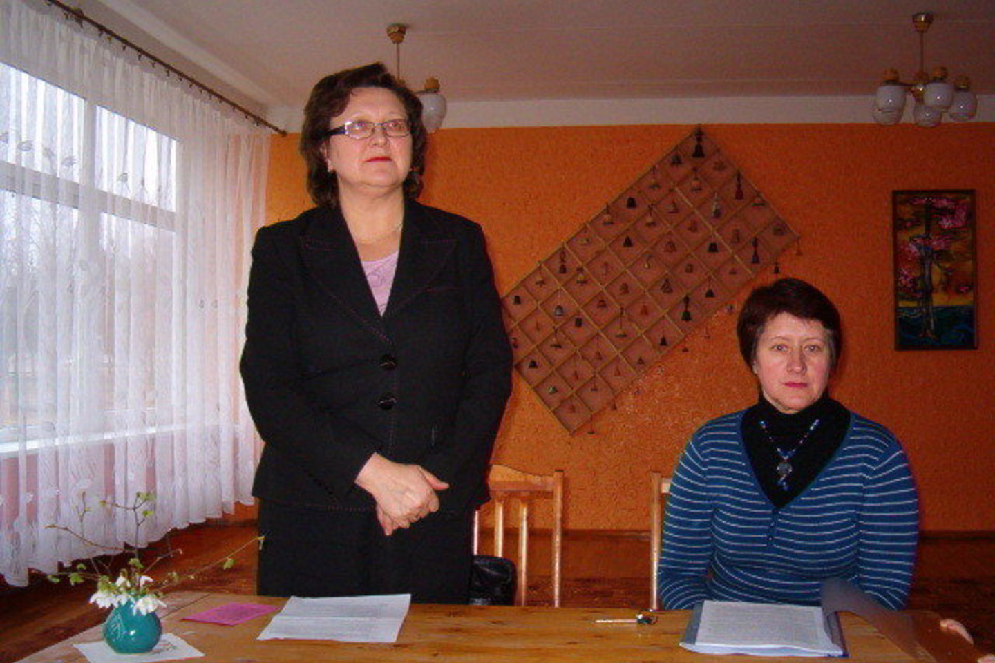 Medikė O.Šulcienė (kairėje stovi) darželinukų tėvams skaito paskaitas ir aiškina, kaip apsaugoti vaikus nuo streso.