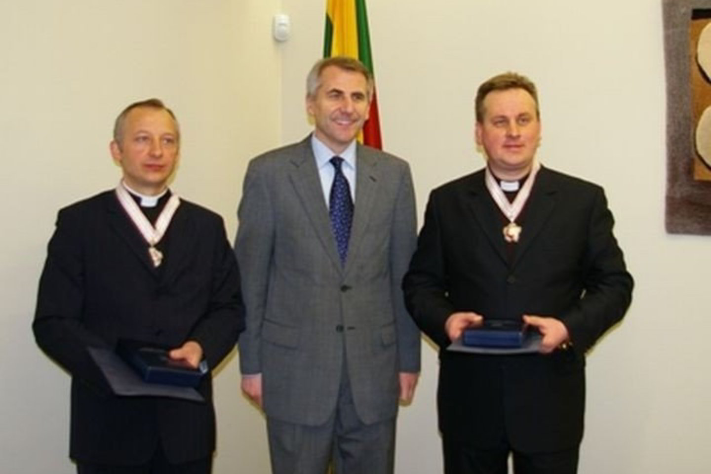 V.Ušackas apdovanojo kunigus Egidijų Arnašių ir Petrą Tverijoną.