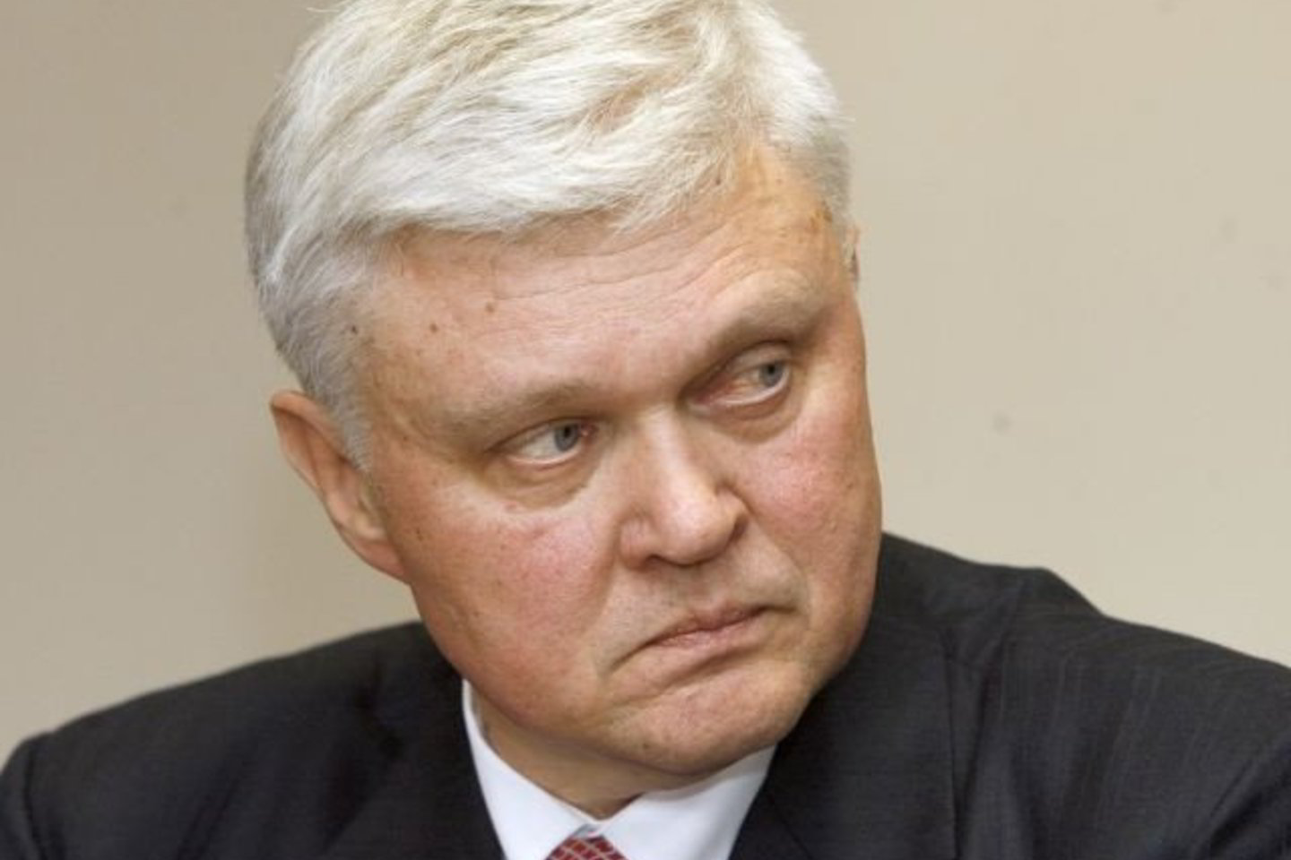 J.Niedvaras traukiasi iš posto.