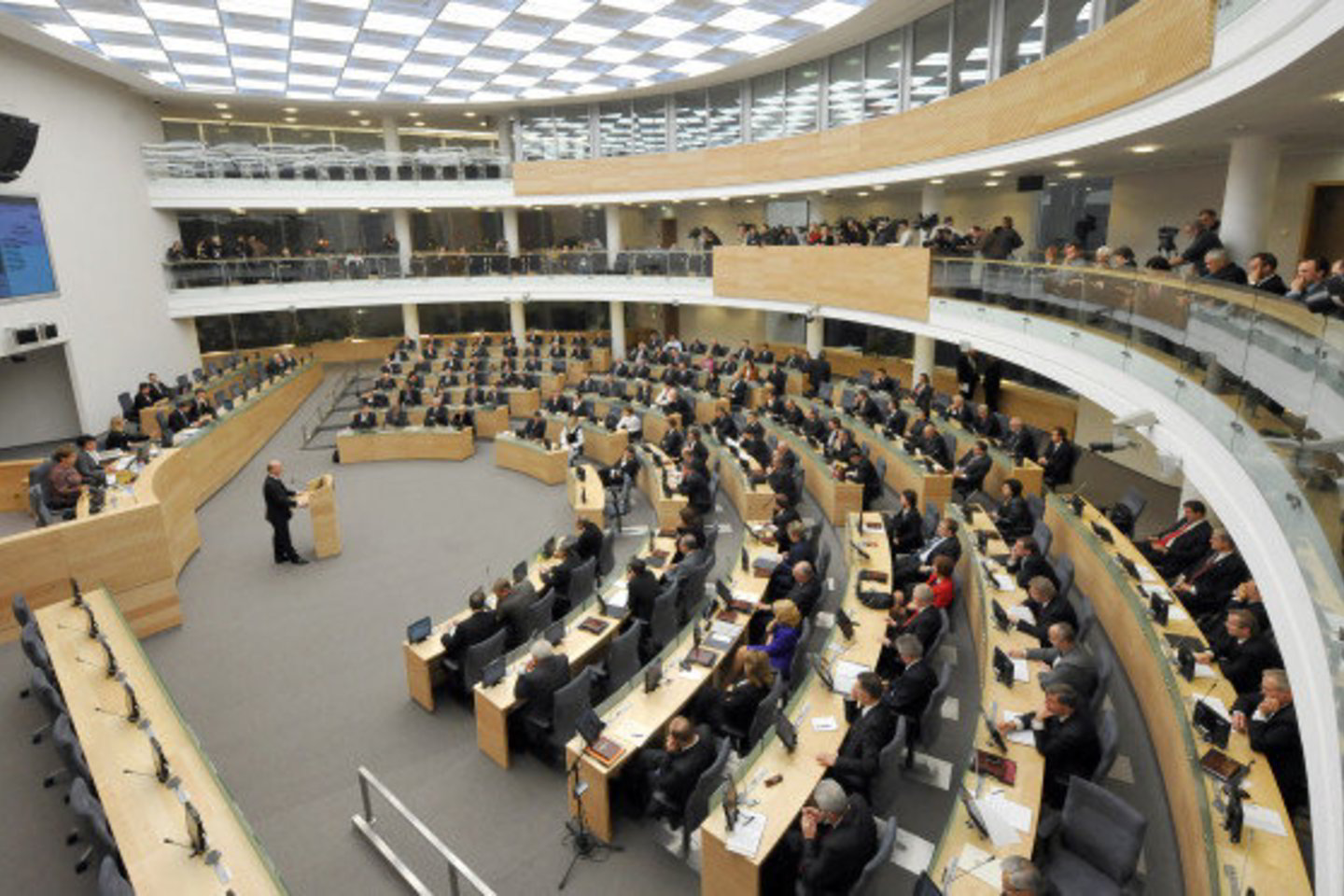 Siūloma Seimo narių skaičių mažinti perpus.
