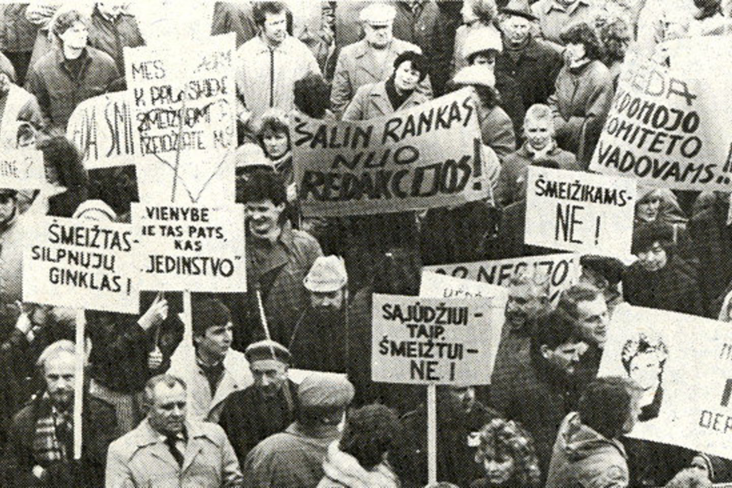 Akmenėje, gindami "Vienybės" redakciją, žmonės susirinko į protesto mitingą.