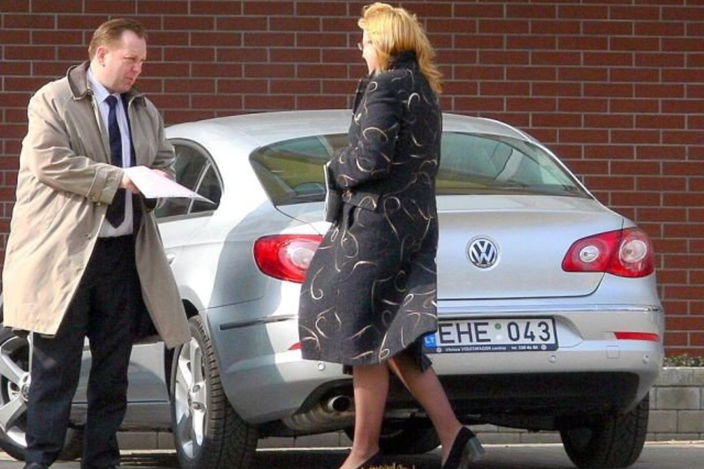 Administracijos direktorius O.Kačiulis ir merės patarėja J.Liutkienė šiandien apžiūrinėjo tik atvarytą ir dar dažais kvepiantį naujutėlaitį „VW Passat“.