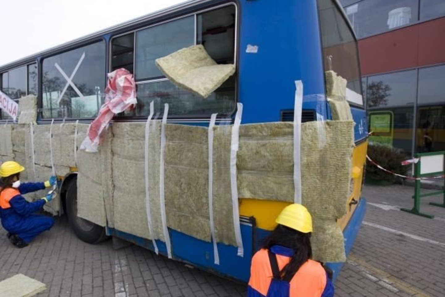Vežėjai surengė akciją, kurioje prieštaravo, kad ES parama autobusų parkui atnaujinti bus skirta būsto renovacijos programai.