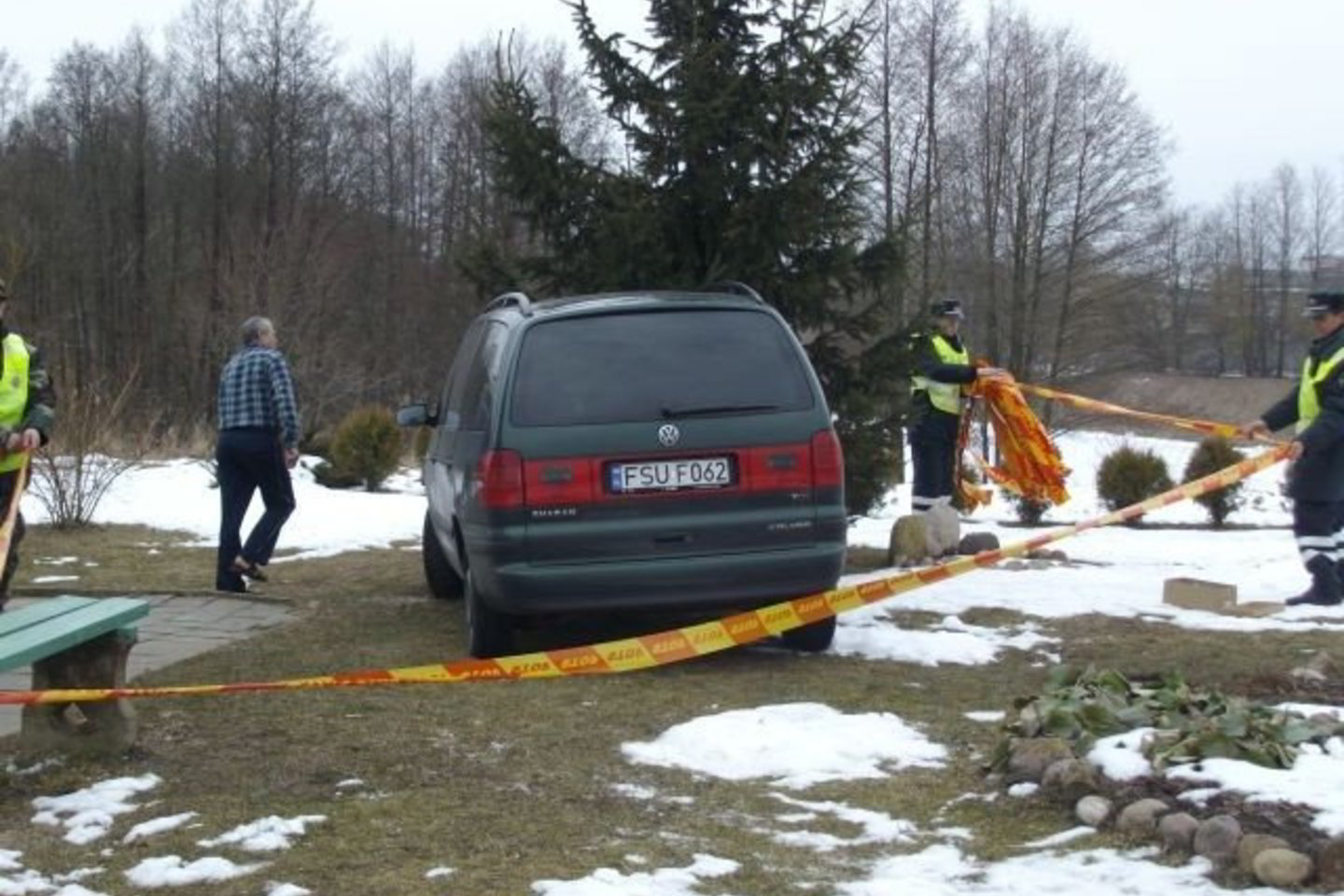 Automobilis sustojo po smūgio į medį.