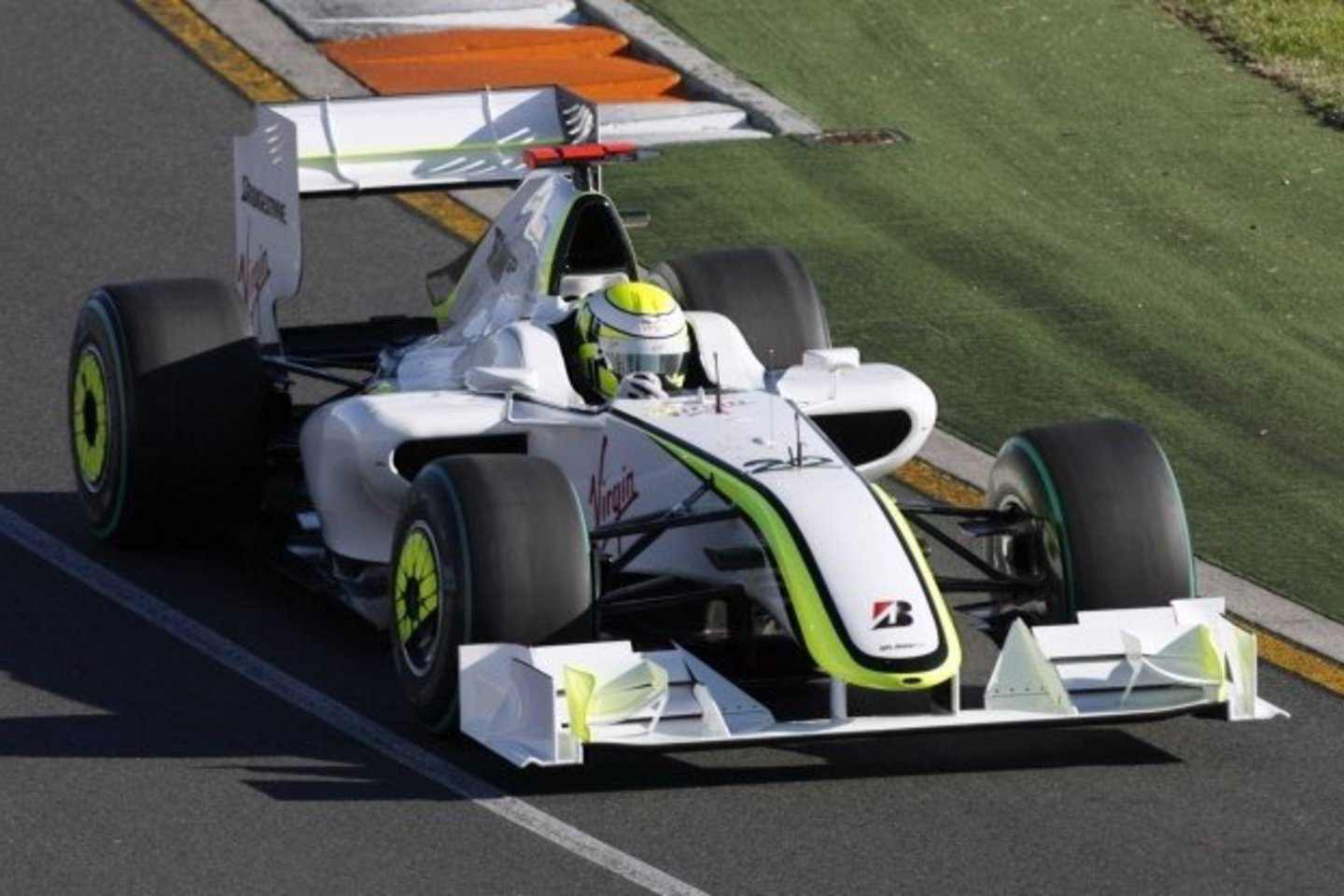 J.Buttonas (nuotraukoje) dėl pirmosios pozicijos kovojo tik su savo komandos draugu R.Barrichello.