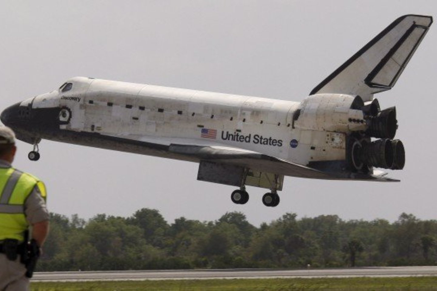 NASA kosmoso tyrimų agentūros erdvėlaivis "Discovery" po trylikos dienų misijos sugrįžo į žemę.