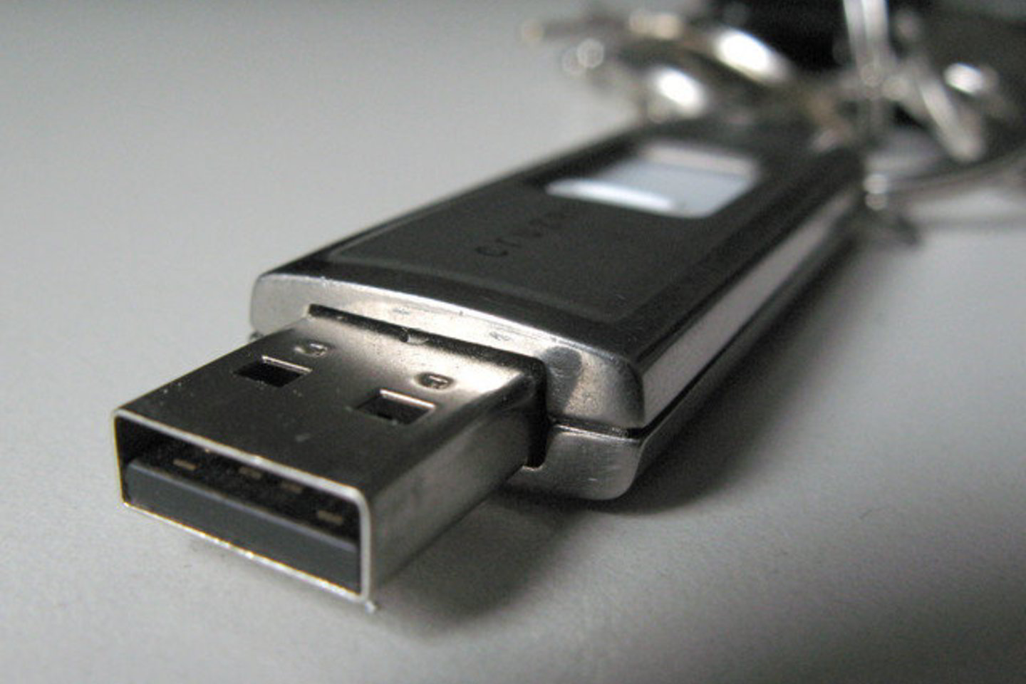 „Conficker“ gali užkrėsti kompiuterius per internetą arba USB laikmenas, naudojamas duomenims perkelti.