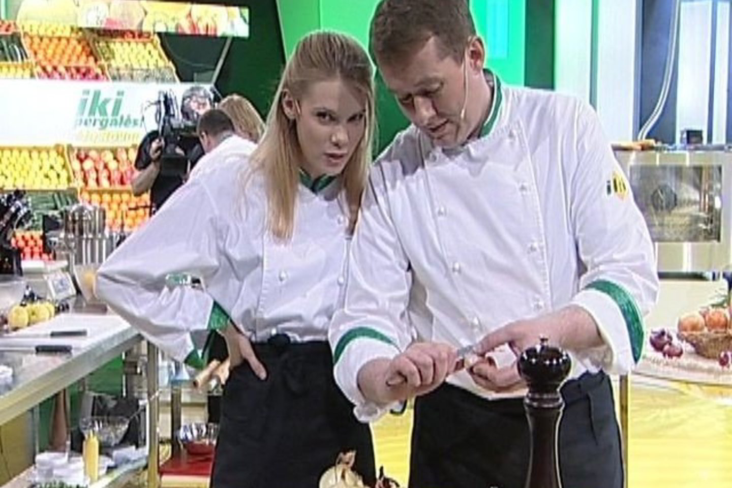 Antrajame kulinariniame ketvirtfinalyje šefams talkins abu TV3 laidos „Skylė sienoj“ vedėjai A.Paškevičiūtė ir Dž.Siaurusaitis.