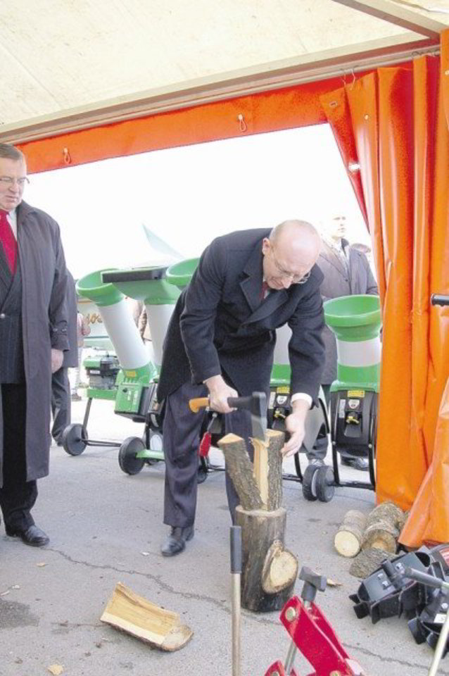 Seimo pirmininkas Arūnas Valinskas Ginto Mocevičiaus firmos „Ginalas“ ekspozicijoje turėjo galimybę paskaldyti malkų tikrąja tų žodžių prasme.