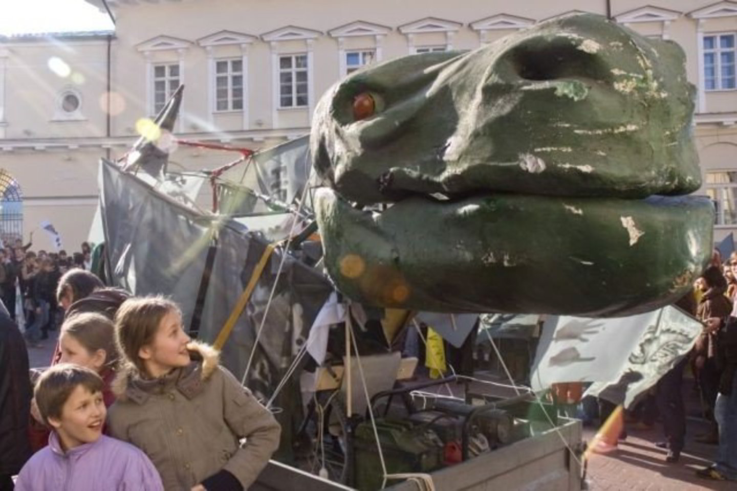 Pagrindiniu eisenos simboliu tapo milžiniškas Dinas Zauras.