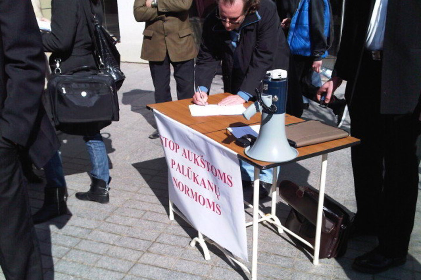 Renkami vilniečių parašai, kurie bus perduoti Lietuvos banko vadovui R.Šarkinui.