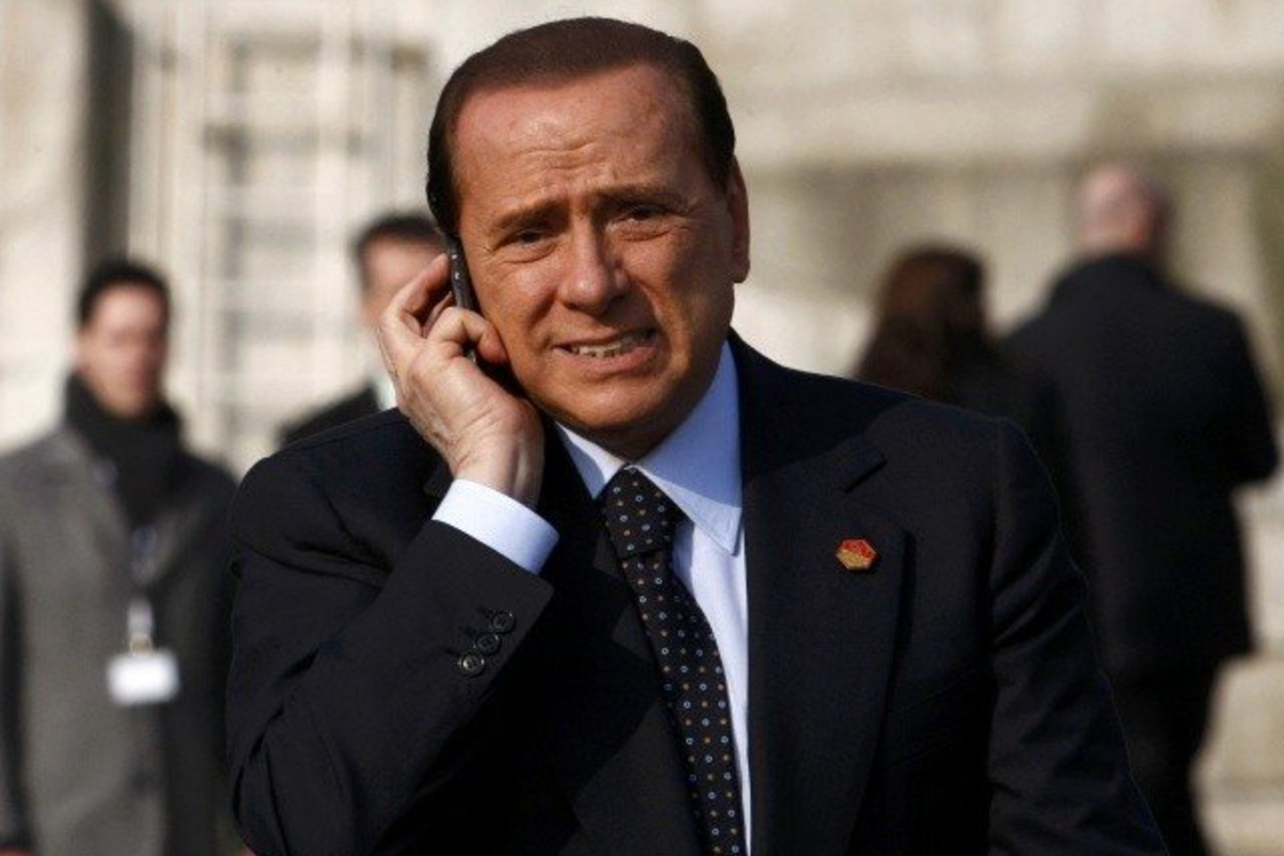 S.Berlusconi iš rankų nepaleido savo telefono.