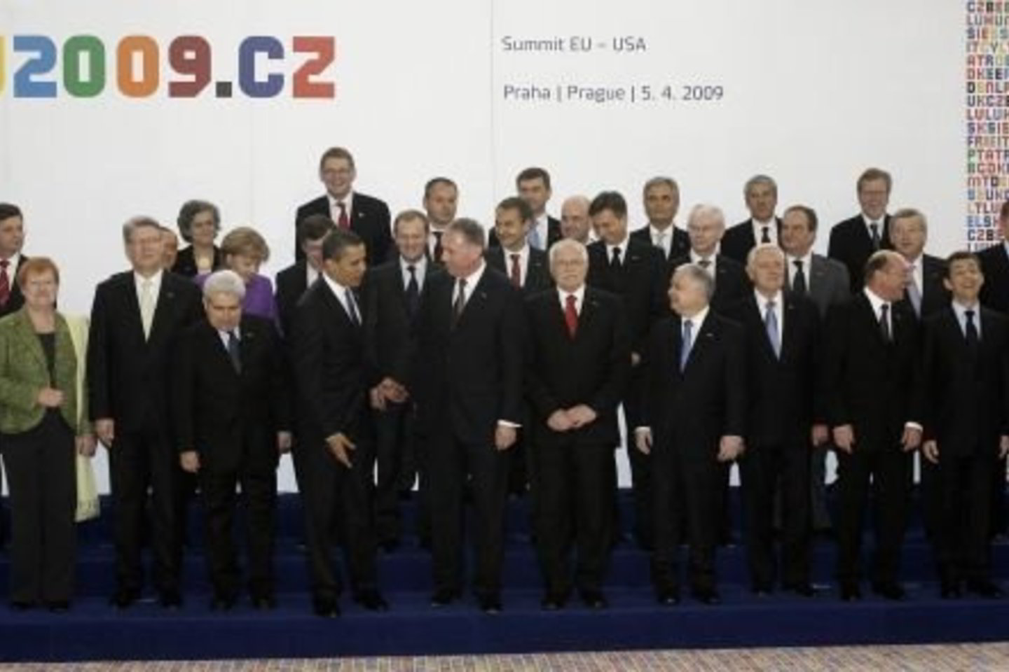 V.Adamkus sekmadienį Prahoje dalyvavo Europos Sąjungos ir JAV vadovų susitikime.