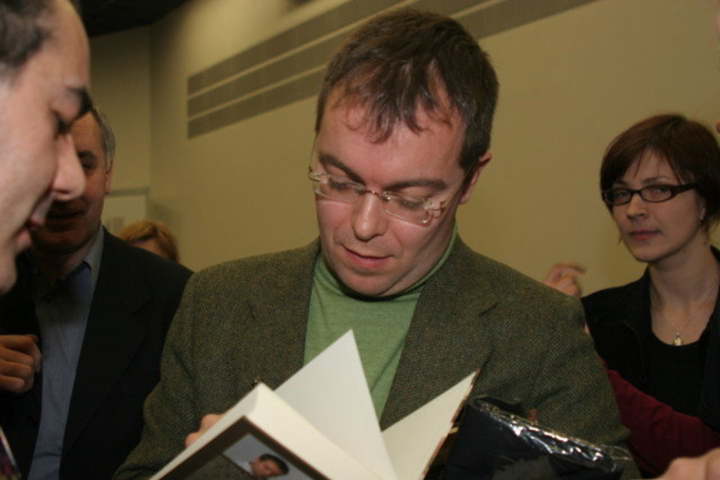 Ispanų rašytojas J.Sierra 2006 metais lankėsi Vilniaus knygų mugėje.