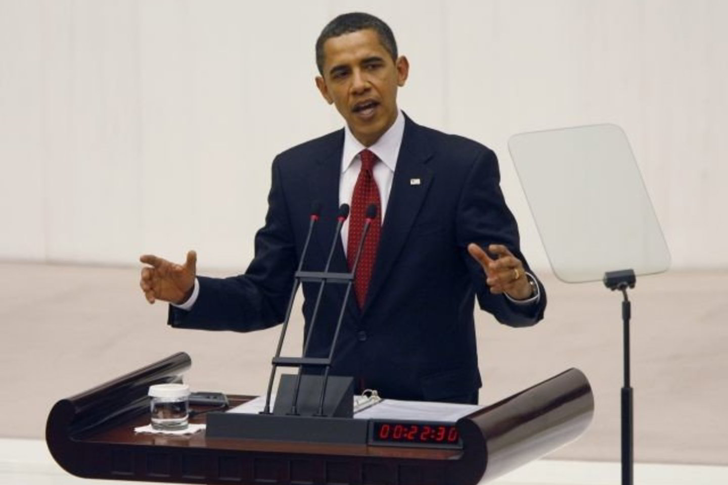 B.Obama išreiškė tvirtą palaikymą Turkijos siekiui įstoti į Europos Sąjungą ir pasakė, jog tapusi Bendrijos nare Turkija sustiprins Europą.