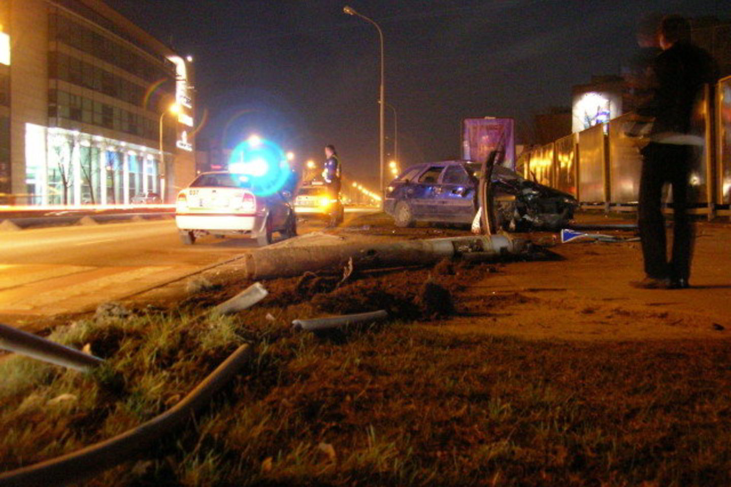 Automobilis buvo stipriai apgadintas.