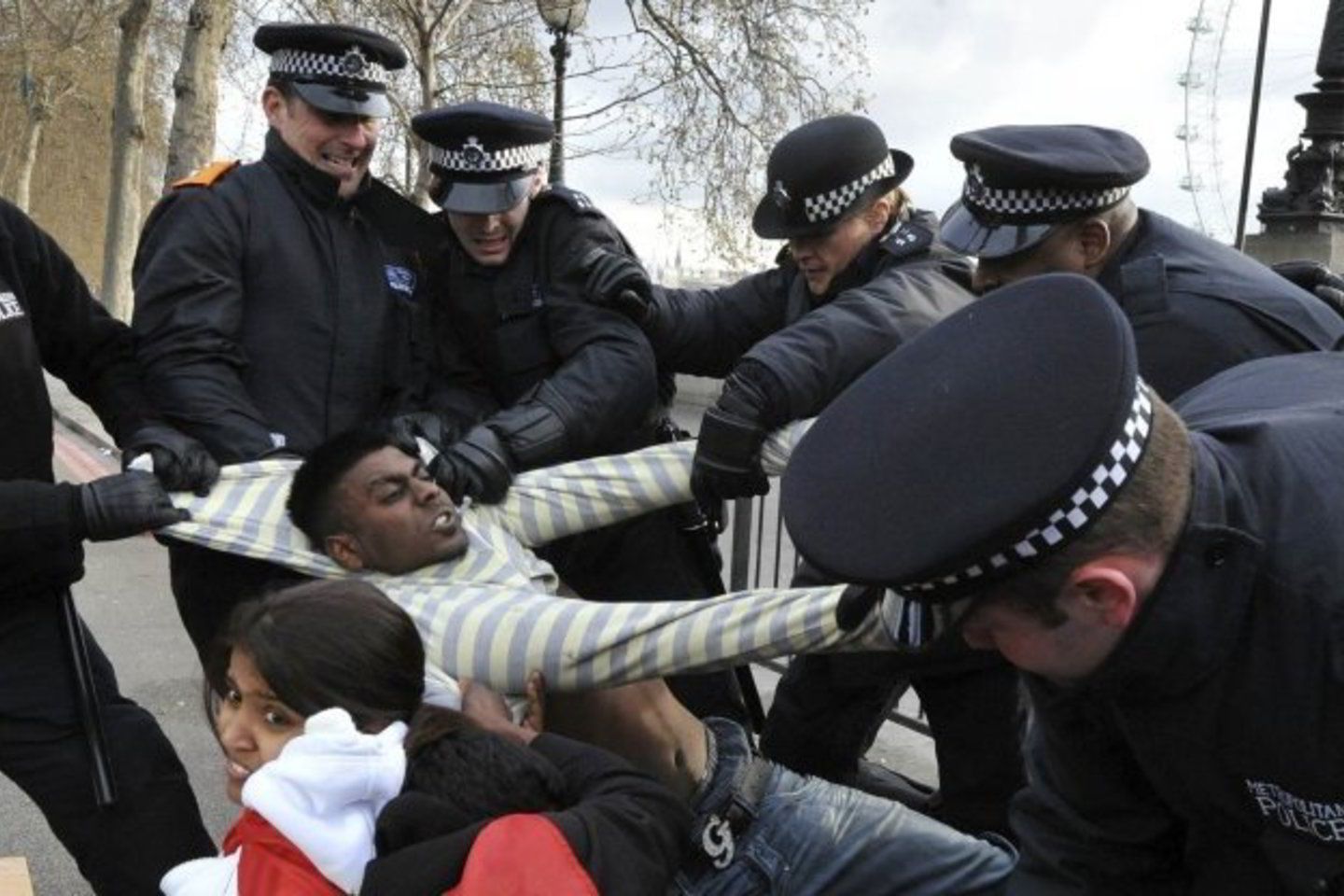 Protestuotojai grumiasi su policija.