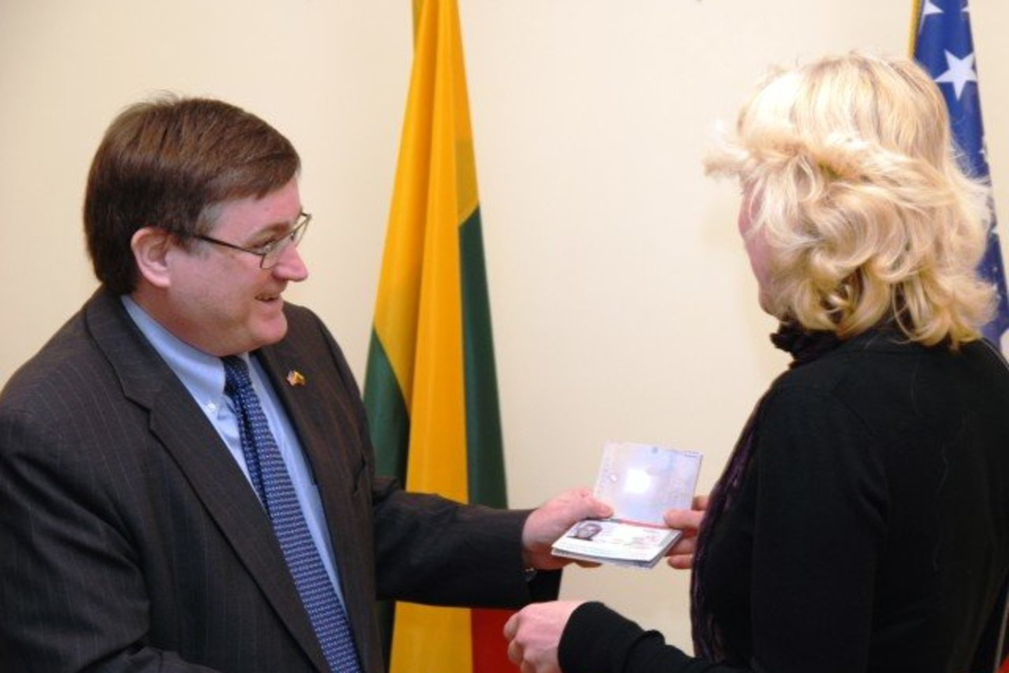 JAV Ambasadorius Johnas A.Cloudas išdavė pirmąją JAV imigracinę vizą Lietuvos pilietei, kuri ketina išvykti į JAV pas savo vyrą, Amerikos pilietį.