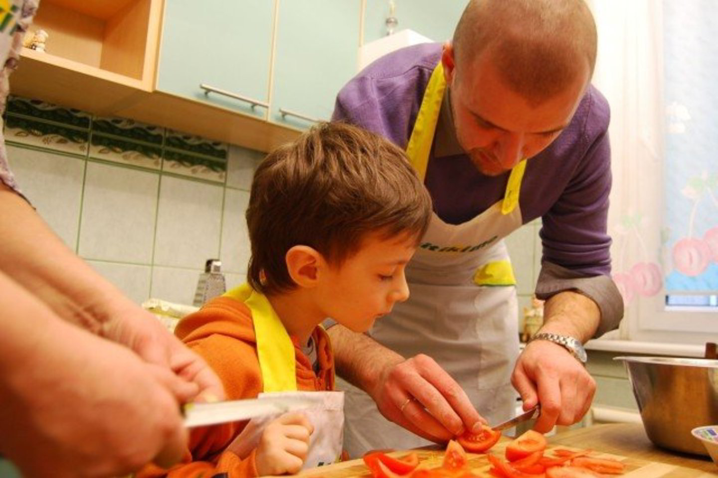 Virėjas Linas kartu su Birute ir jos anūku iš manų kruopų minkė tešlą ir gamino itališkus makaronus.