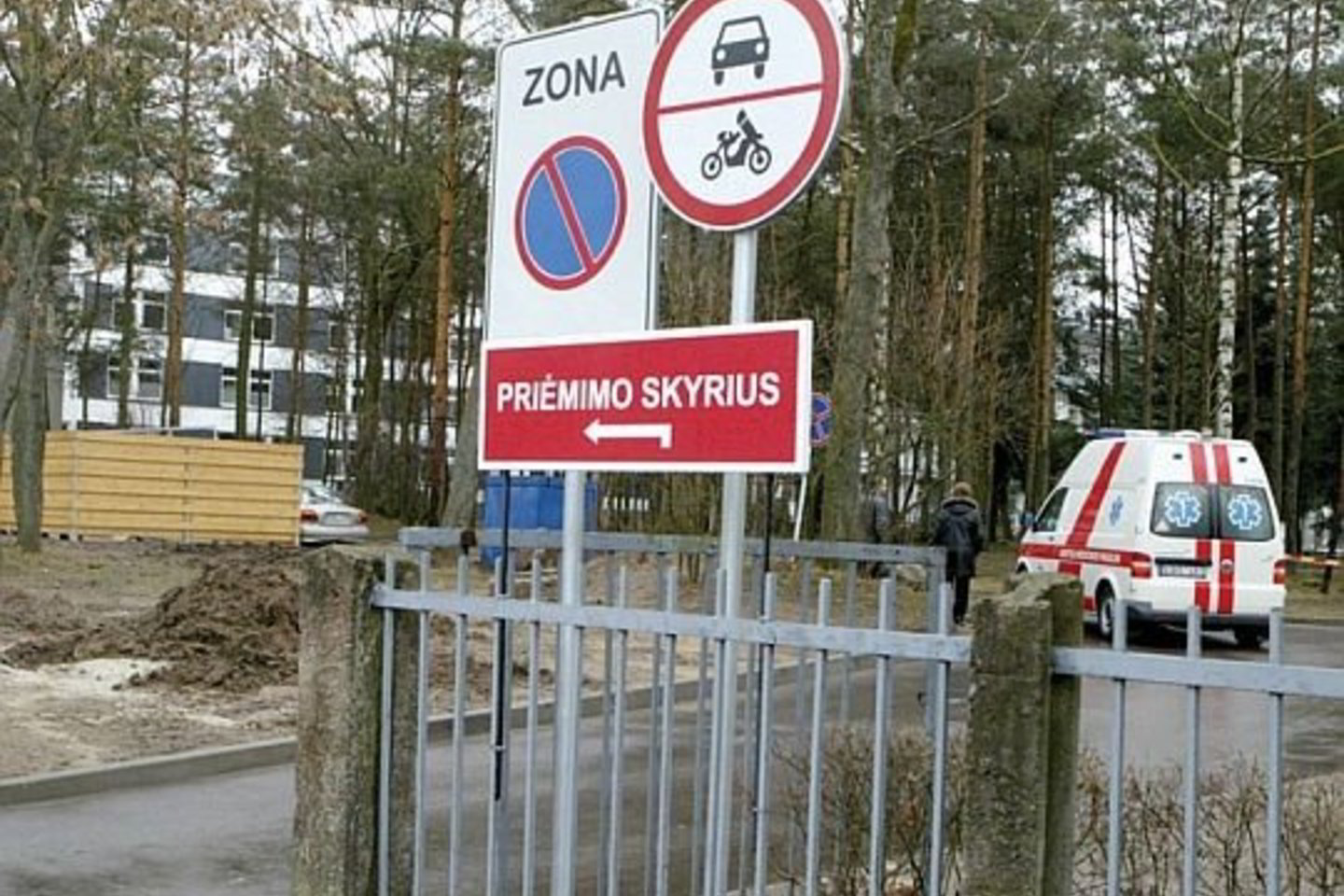 Prie Panevėžio ligoninės pristatyta ženklų, kurie sąžiningiausius vairuotojus priverčia prasižengti. Policininkai, pamiršę proto balsą, juos baudžia.