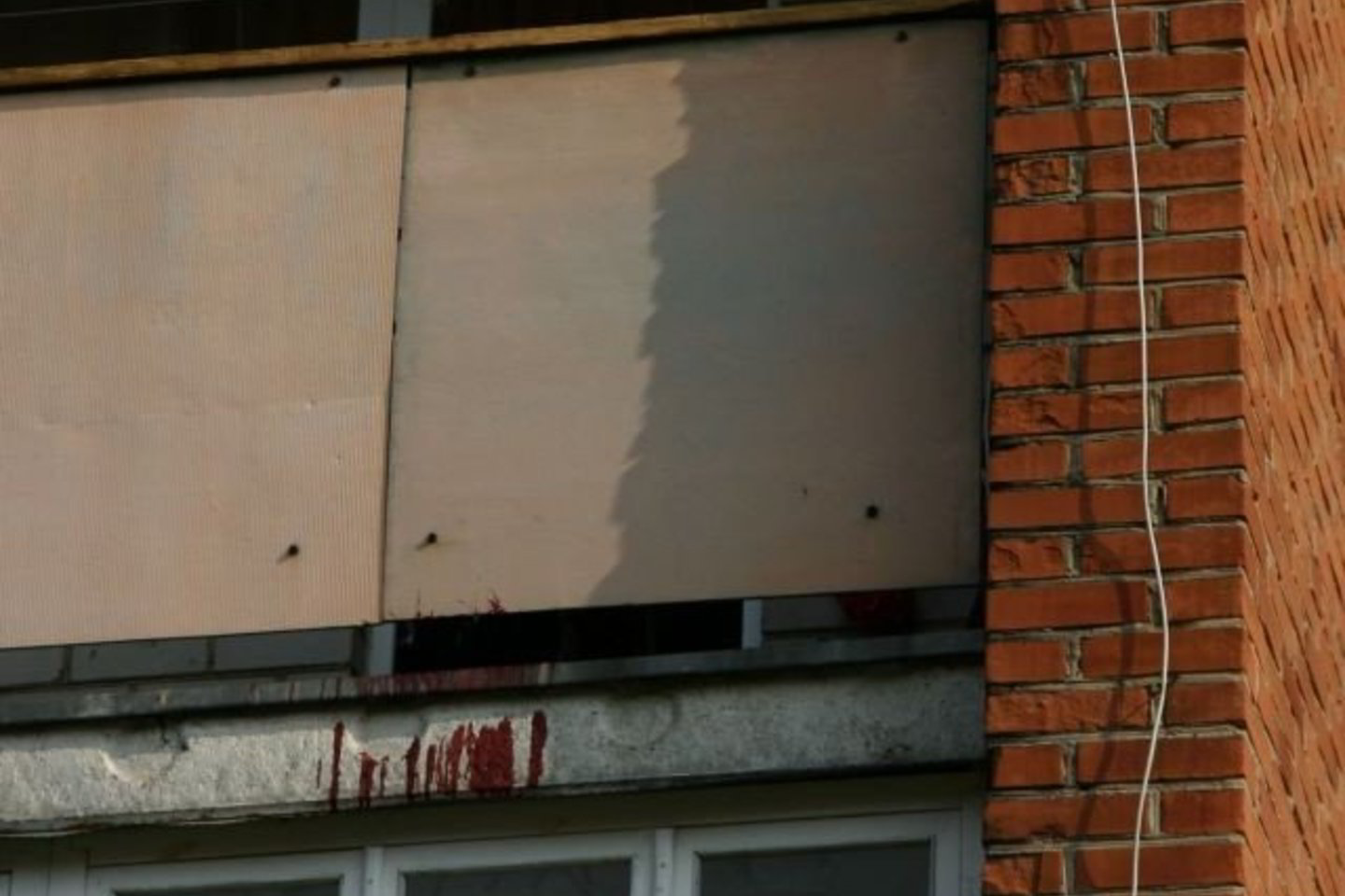 Trijų aukštų balkonai aptiško daužomos moters krauju.