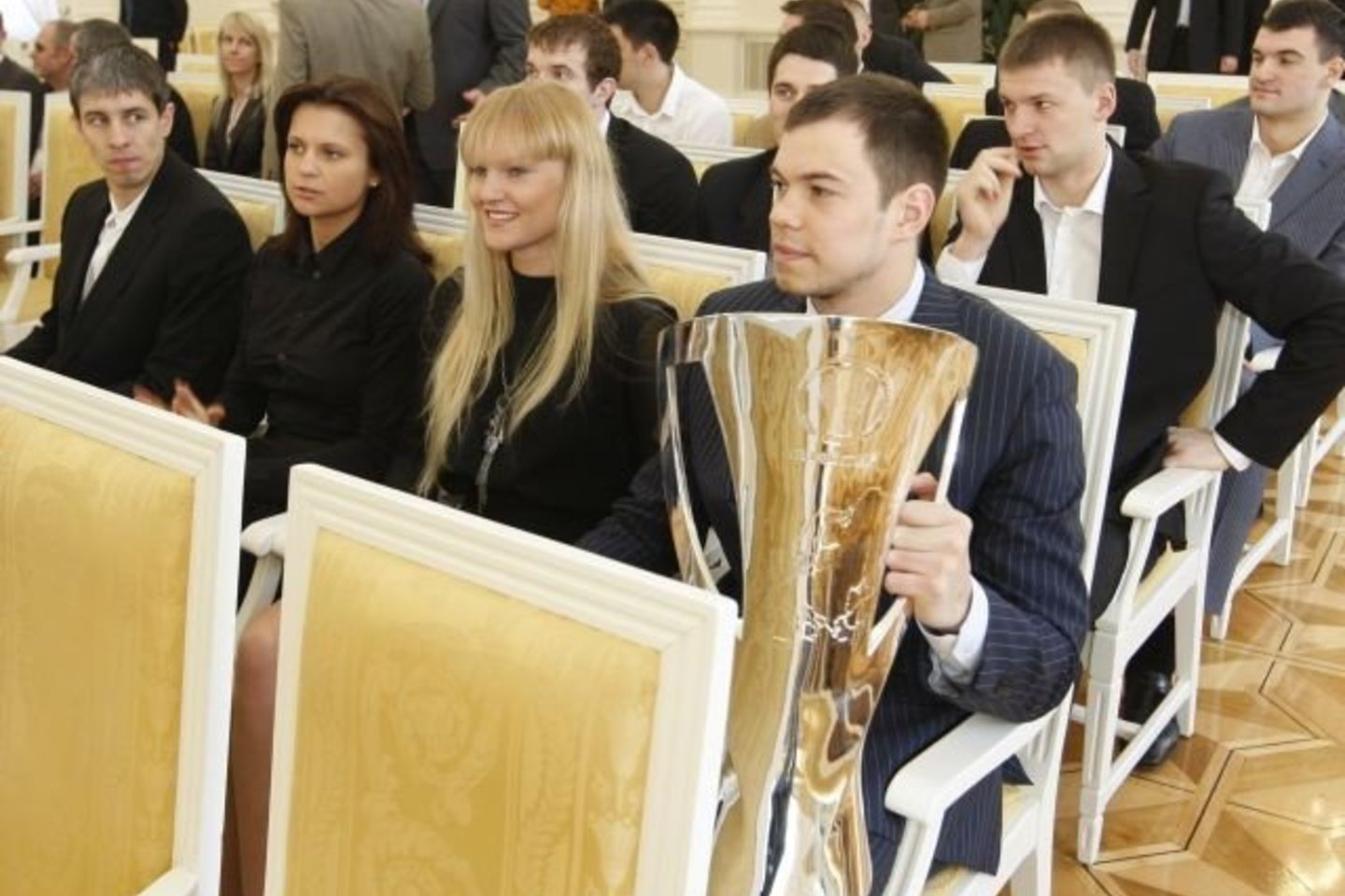 S.Babrauskas nepaleido taurės iš rankų.