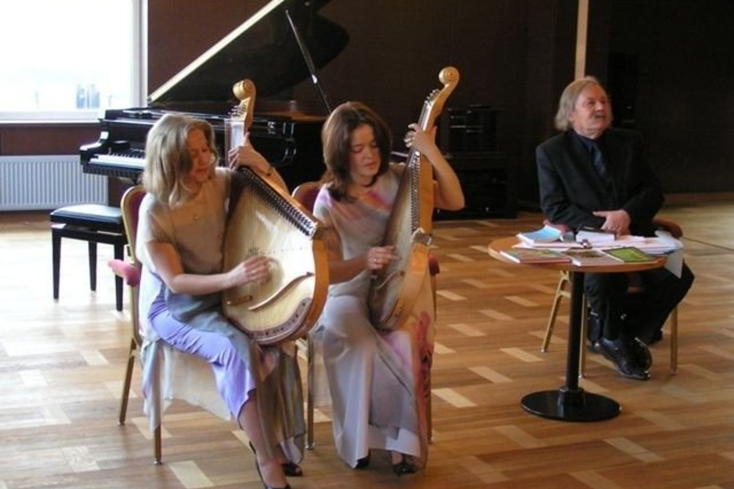 Tradiciniu ukrainiečių styginiu instrumentu – bandūra – skambino ir ukrainiečių bei lietuvių kalbomis dainas atliko seserys Olesia ir Salomija Sokalskos.