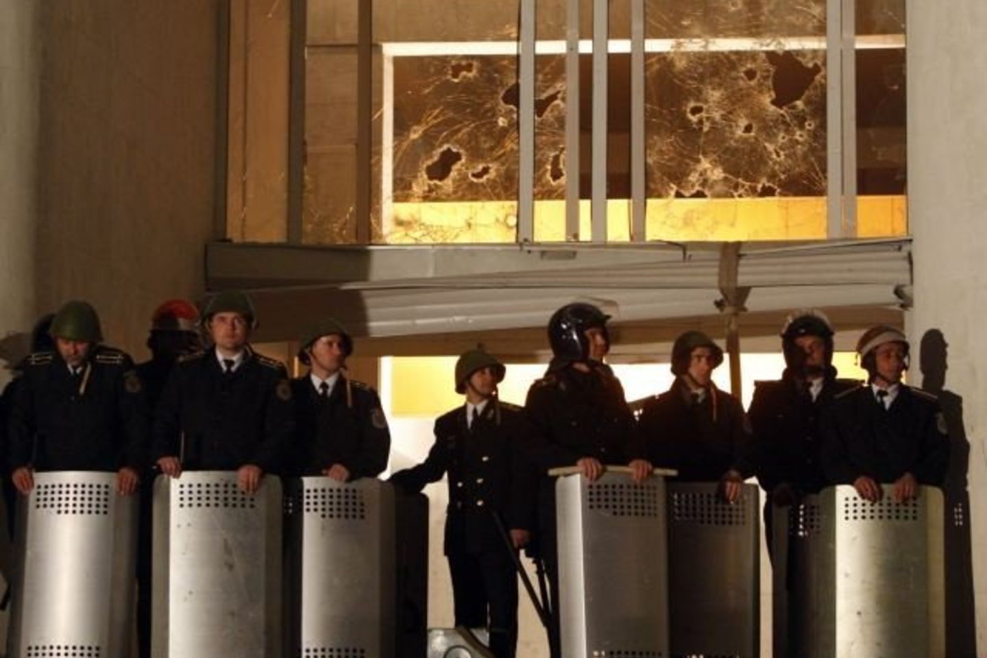 Policija saugo išplėštus ir degančius parlamento rūmus.
