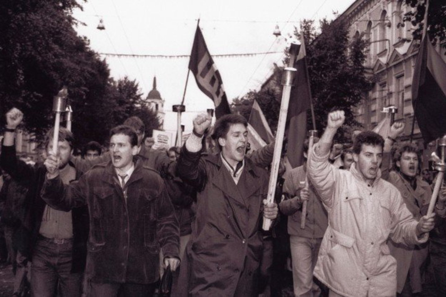 Trečiadienį 39-ąjį gimtadienį švenčiantis D.Kreivys (viduryje) žygiavo pirmose eilėse, kartu su S.Buškevičiumi.