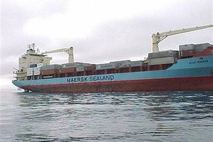 Amerikiečių įgula susigrąžino laivą iš Somalio piratų, bet kapitonas liko įkaitu