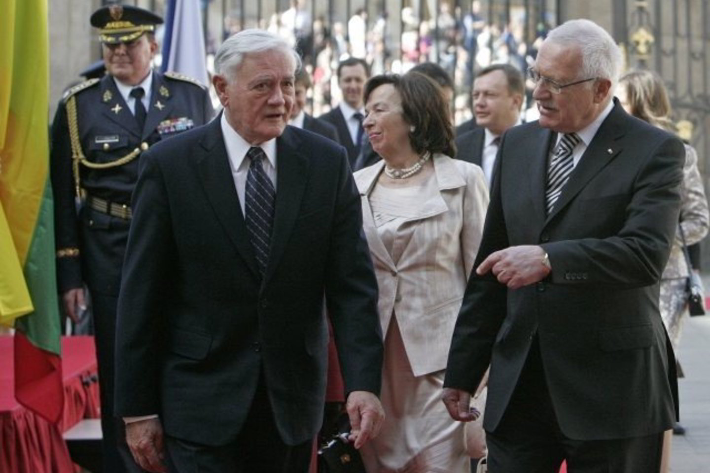 V.Adamkus Čekijoje prezidentui V.Klausui įteikė vieną aukščiausių Lietuvos valstybės apdovanojimų.