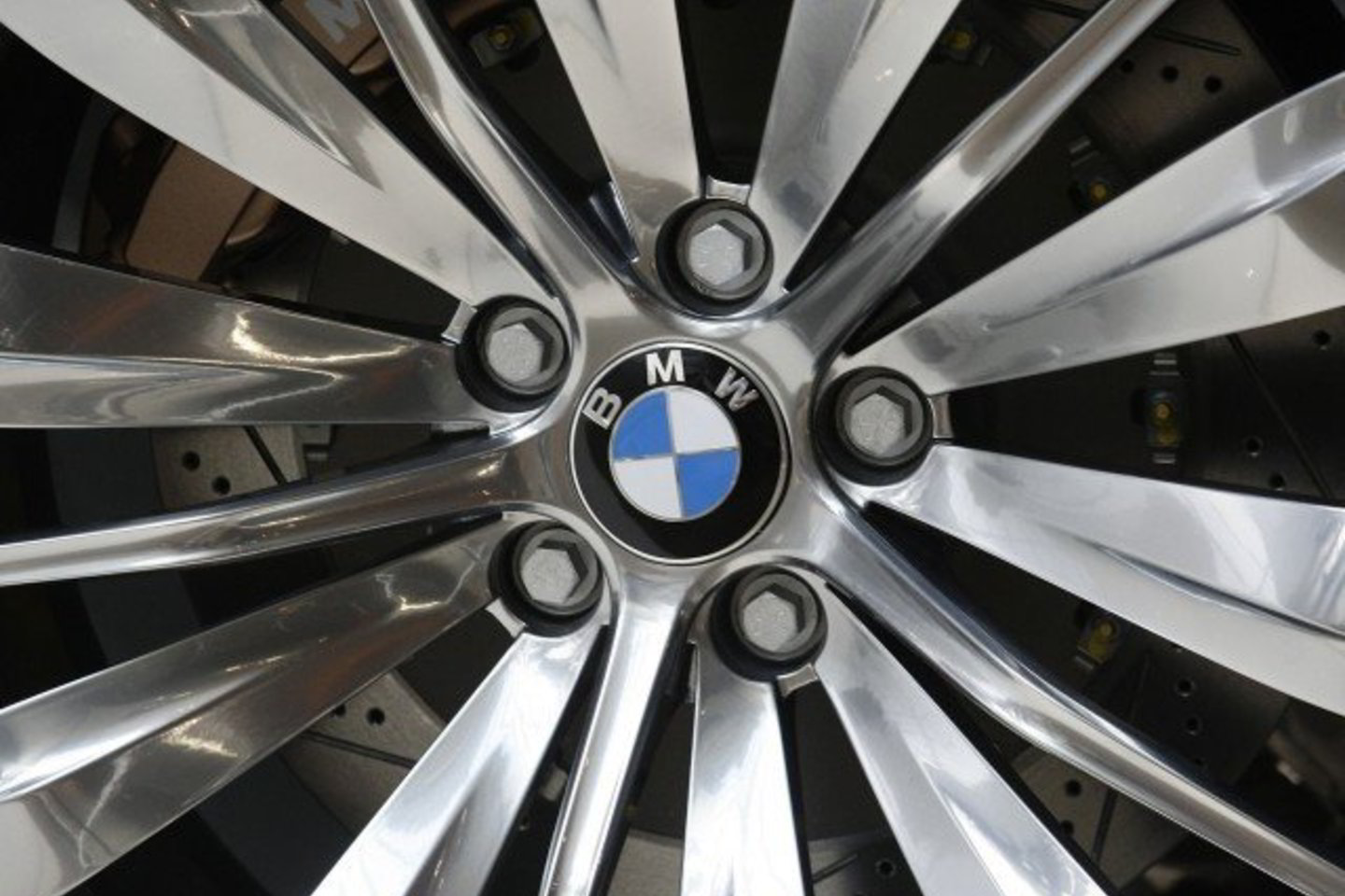 E.Žymantas iš keleto asmenų bei įmonių apgaulės būdu pasisavino per dešimt automobilių.
