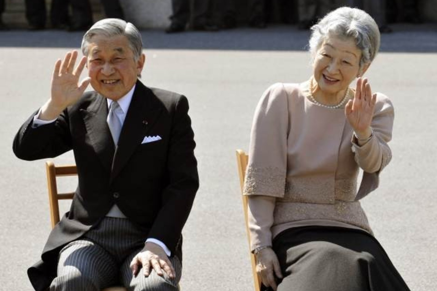 Laikraščiai gyrė imperatoriškosios poros surengtas keliones, kurių metu Akihito ir Michiko meldėsi už taiką kadaise karo nuniokotose vietose.