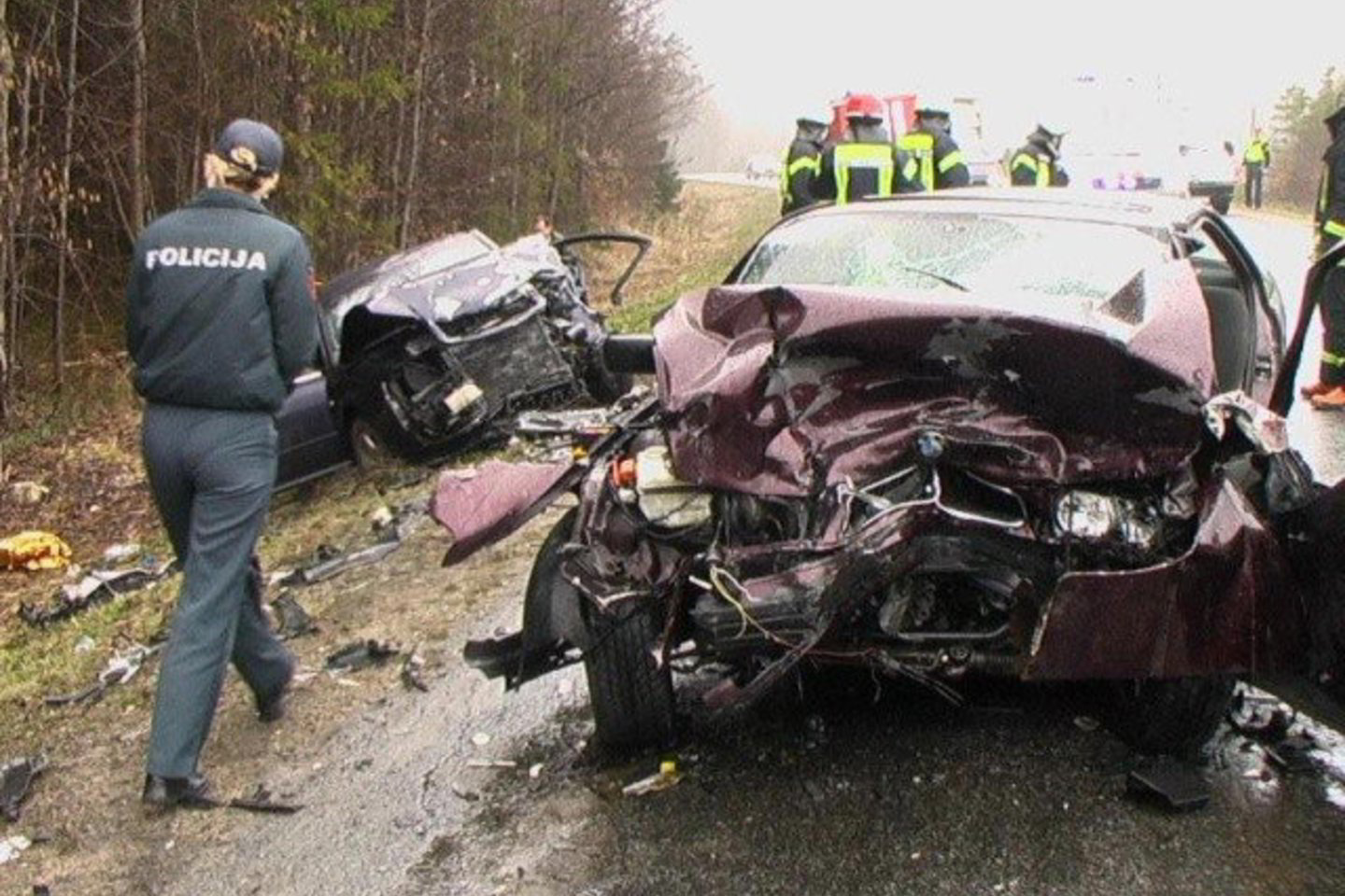 Po smūgio liko sumaitoti abu automobiliai.