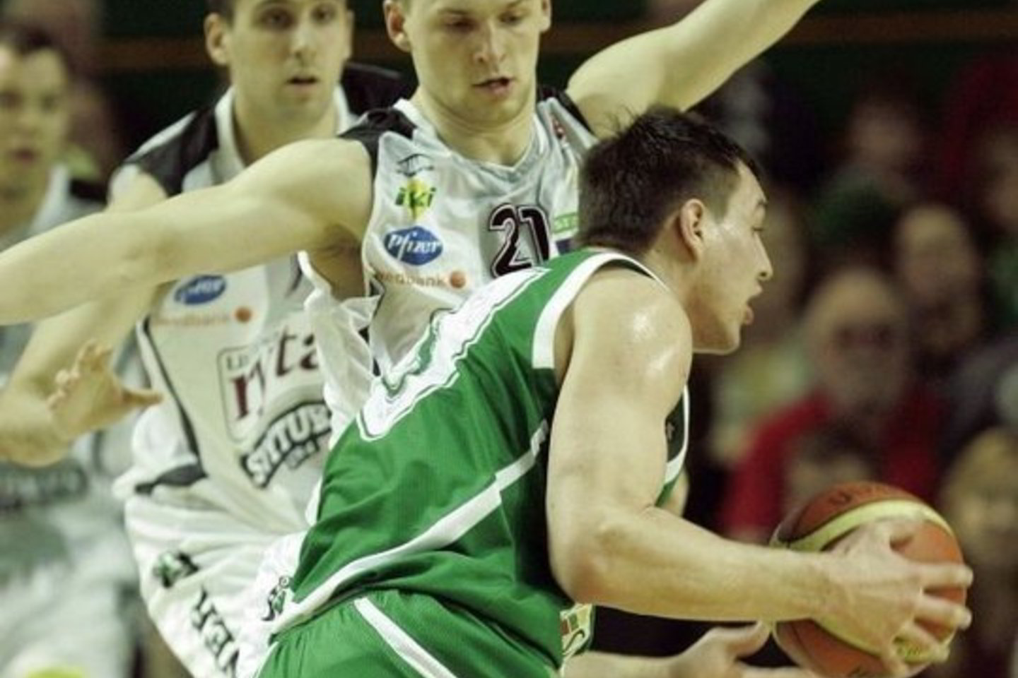"Žalgirio" komandos lyderis J.Mačiulis (su kamuoliu) ir nardė po vilniečių krepšiu, ir taikliai atakavo iš toli.