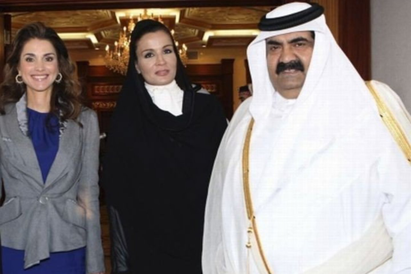 Kataro emyras šeichas Hamadas bin Khalifa al-Thani su žmona Mozah Bint Nasser Al-Missned ir Jordanijos karaliene Rania (kairėje).